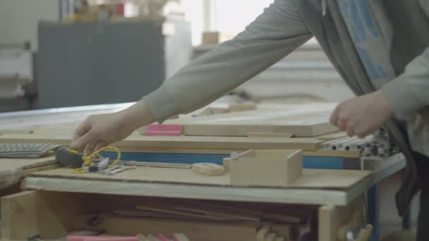 Operador de máquina de control numérico informático que prepara madera para la acción. Procesos de taller de carpintería. Fabricación de muebles de madera . — Vídeos de Stock