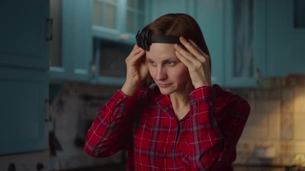 Jonge dertiger jaren vrouwelijke volwassene in shirt aanbrengen make-up kijken zijwaarts in slow motion. Vrouwen zetten stichting met handen op haar gezicht thuis. — Stockvideo