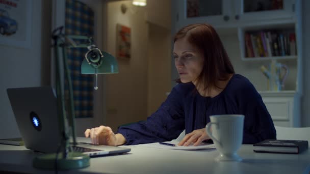 Junge Frauen in den 30er Jahren tippten am Laptop und konzentrierten sich zu Hause auf den Gadget-Bildschirm. Frau arbeitet von zu Hause aus. Online-Schulung. — Stockvideo