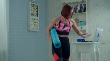 Spor kıyafetleri içinde 30 'lu yaşlarda, elinde halterlerle dizüstü bilgisayara geliyor ve yavaş çekimde spor salonuna başlıyor.. 