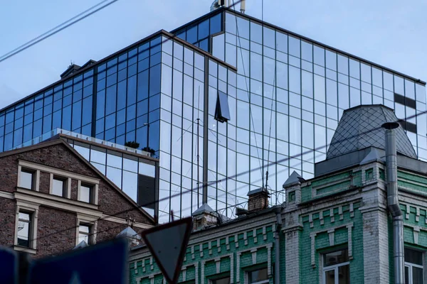 Modernes Gebäude Das Den Himmel Reflektiert — Stockfoto