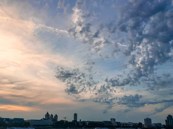Ουρανό Παράξενα Σύννεφα Πριν Από Ηλιοβασίλεμα — Φωτογραφία Αρχείου