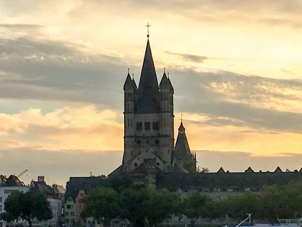 Alte Kirche Über Dem Fluss — Stockfoto