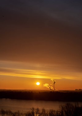 Denizin üzerinde güzel bir gün doğumu
