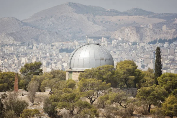 Sterrenwacht gebouw op de heuvel van de nimfen in Thissio, Athene, Griekenland — Stockfoto