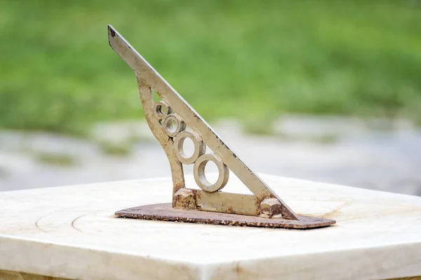 Bronze Sundial On A Stone Pedestal With Blurry Background — Stock Photo, Image
