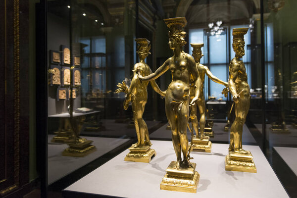 Золотые статуи из Императорского казначейства на выставке в Музее истории искусств, Вена, Австрия
