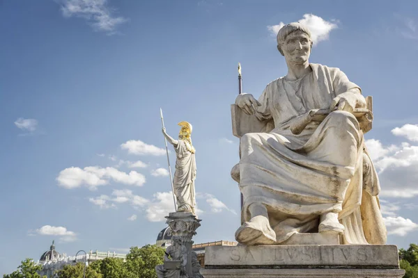 Filosofi patsas Itävallan parlamenttirakennuksen edessä, Wien — kuvapankkivalokuva