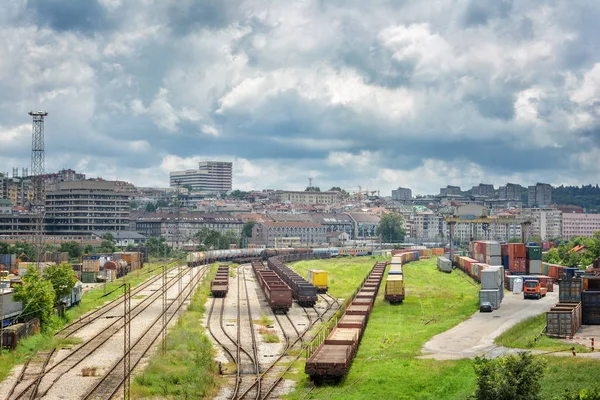 Ferrovie ferroviarie e container merci a Belgrado, Serbia — Foto Stock