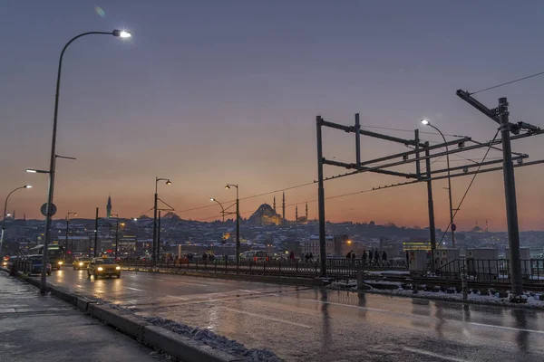 День холодной зимы на Галатском мосту, Стамбул, Турция — стоковое фото