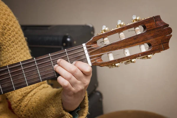 Hand spielt klassische Gitarre — Stockfoto