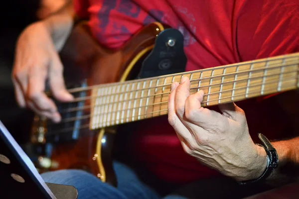 Hombre tocando bajo guitarra —  Fotos de Stock