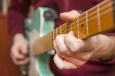 Elektro Gitar Çalıyor