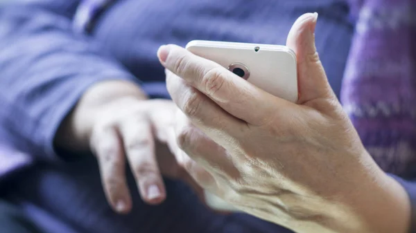 Vieja mujer usando un teléfono inteligente —  Fotos de Stock