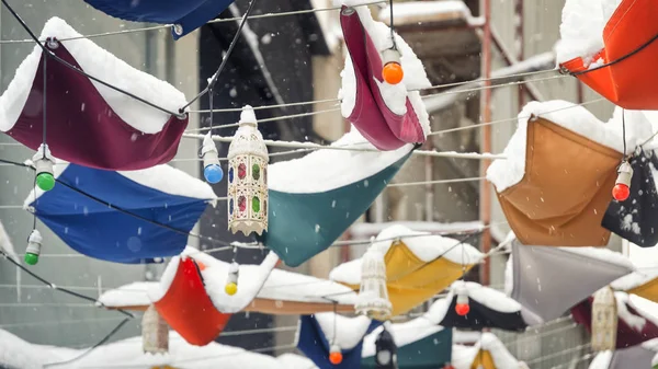 Снег на декоративных вешалках на улице — стоковое фото