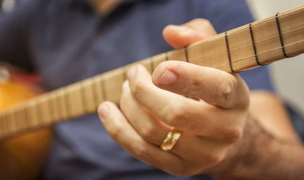 Close-up Shot van A Man spelen Baglamas (Turkse traditionele snaarinstrument) - Saz — Stockfoto