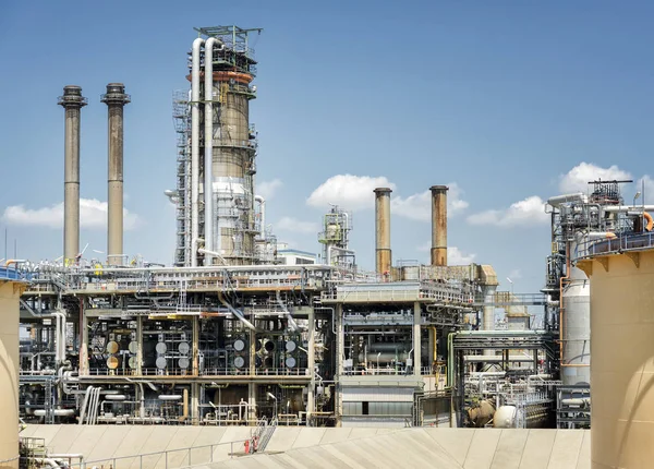 Refinaria de petróleo com céu azul — Fotografia de Stock