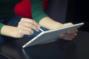 Genç kadın tablet ile acımak kullanma