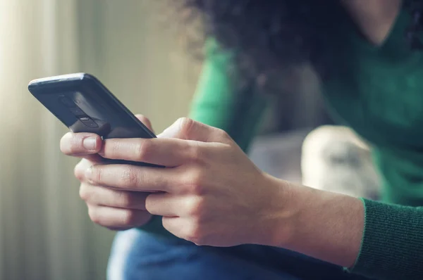 Mujer joven usando smartphone —  Fotos de Stock