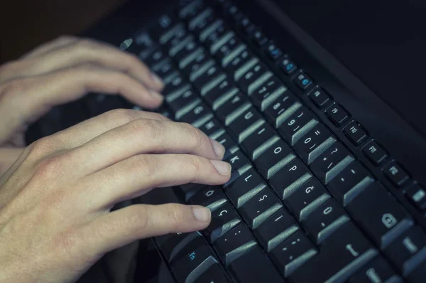 Usando teclado de computadora negro — Foto de Stock