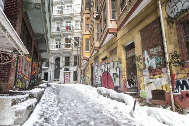 Galata bölgesine kar, Istanbul, Türkiye ile kaplı sokak