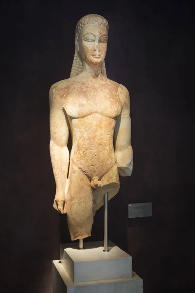 Standbeeld van Kouros binnenkant Kerameikos Archeologisch Museum, Athene, Griekenland — Stockfoto