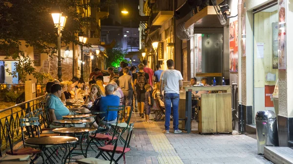 People sitting at the cafe's at the streets of Plaka, Athens, Greece — Stock Photo, Image