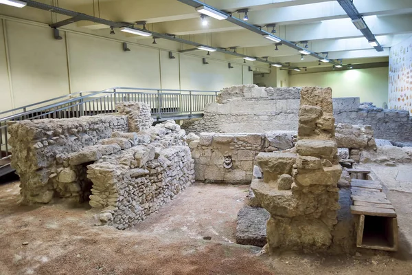 Hallazgos arqueológicos encontrados durante la construcción del Metro de Atenas en exhibición en la estación de Monastiraki., Atenas, Grecia — Foto de Stock