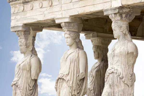 O pórtico dos cariátides em Erechtheion, Acrópole de Atenas, Grécia — Fotografia de Stock