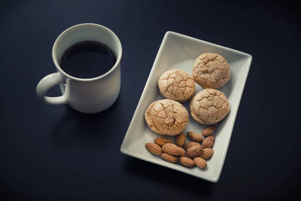 Bolinhos de amêndoa e uma xícara de café — Fotografia de Stock