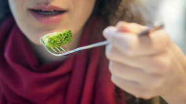 Kadın yemek brokoli çatal ile