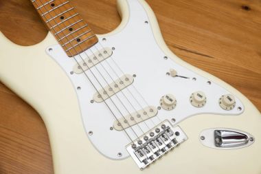 Beyaz Vintage elektro gitar