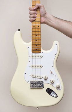 Beyaz Vintage elektro gitar tutan el