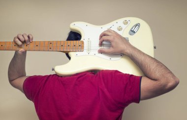 Adam omzuna gitar çalmak