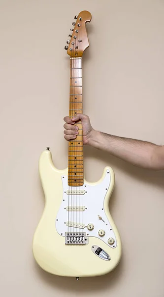 Hand met witte Vintage elektrische gitaar — Stockfoto