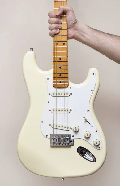 Hand met witte Vintage elektrische gitaar — Stockfoto