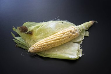 Mısır koçanı ahşap siyah yüzeyi ile
