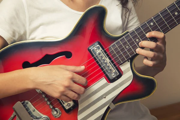 Kvinna som spelar Vintage elgitarr — Stockfoto