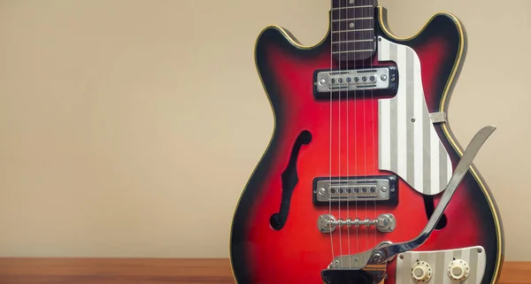 Červené retro elektrická kytara — Stock fotografie
