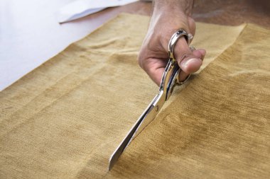 kumaş kesme makası ile terzi