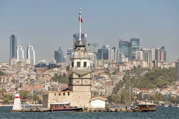 Maiden Tower (Kizkulesi) a čtvrti Besiktas v pozadí, Istanbul, Turecko — Stock fotografie