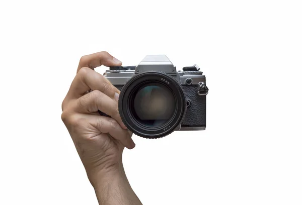 Ręka trzyma kamery analogowej na białym tle — Zdjęcie stockowe