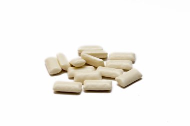 Beyaz arkaplanda izole edilmiş diş etleri çiğneme