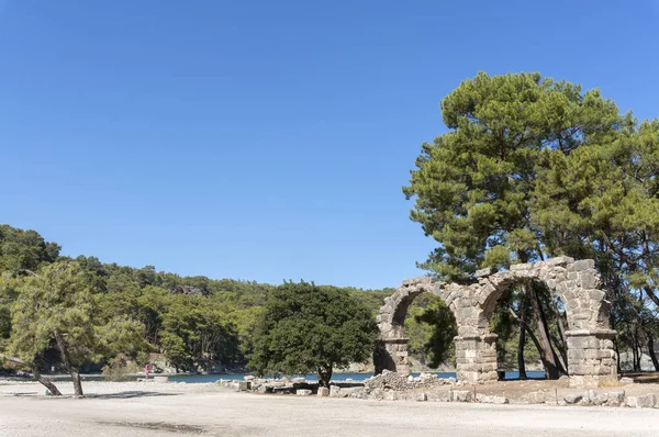 Los restos del acueducto en Phaselis Antique City, Antalya, Turquía — Foto de Stock