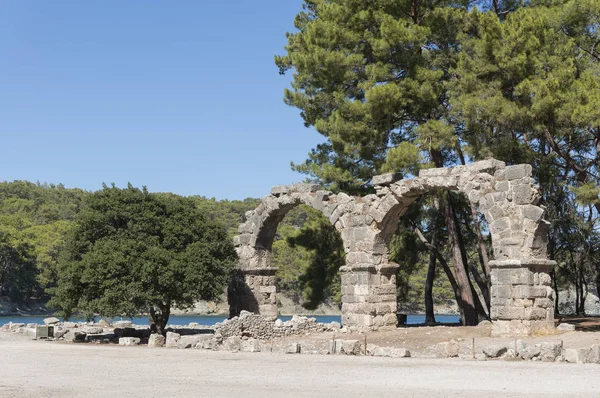 Воспоминания об акведуке в античном городе Фаселис, Анталья, Турция — стоковое фото