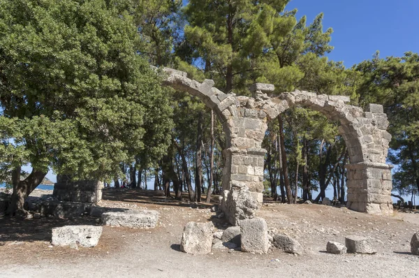 Los restos del acueducto en Phaselis Antique City, Antalya, Turquía — Foto de Stock