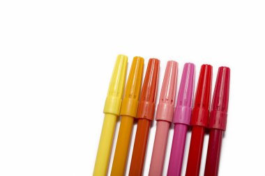 Beyaz arka plan üzerinde izole sarı, pembe ve kırmızı Marker Kalem,