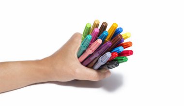 Bir paketi renkli işaretleri tutan el