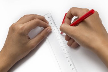 Cetvel kullanarak bir çizgi çekerek eller