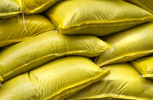 Industriella gula säckar staplade — Stockfoto